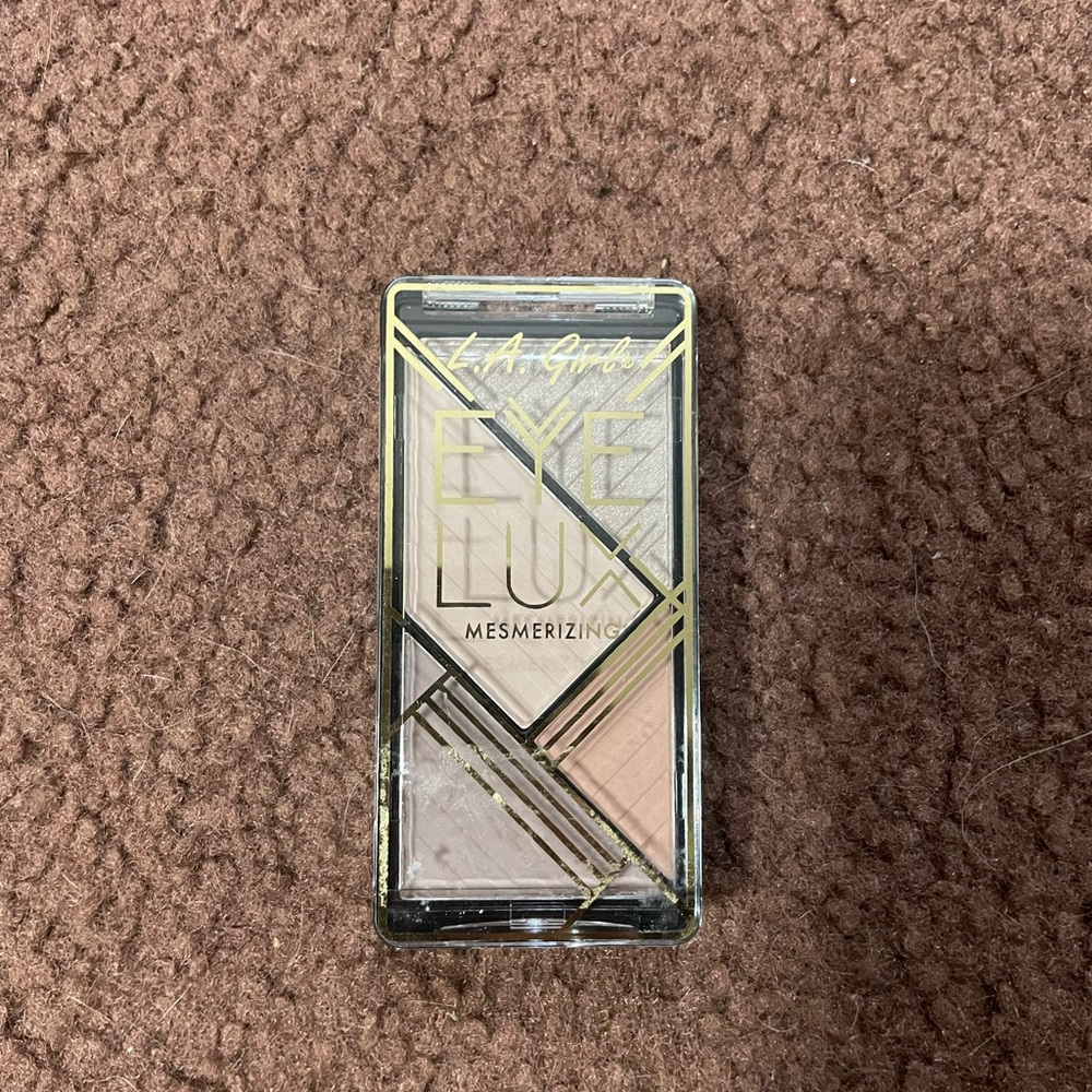 La girl eye lux eyeshadow palette